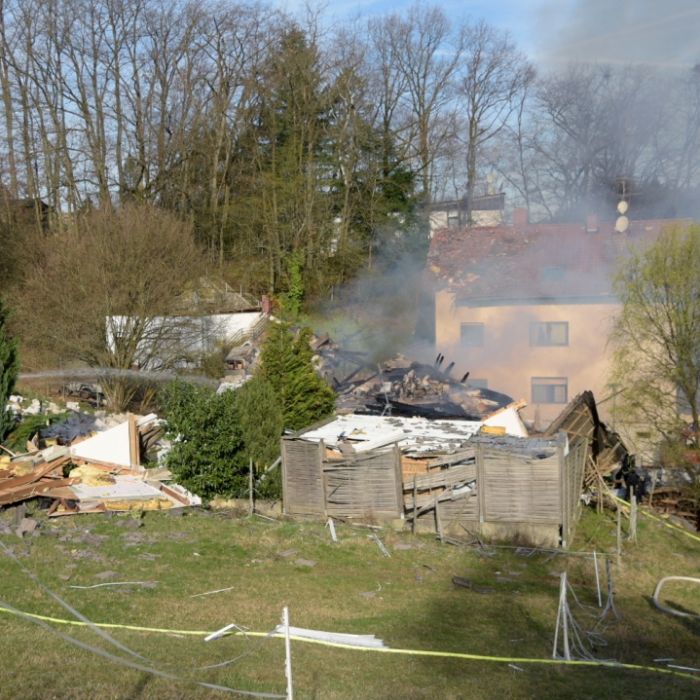 Wohnhaus fliegt kurz vor Zwangsversteigerung in die Luft - Fahndung nach Besitzer Wohnhaus fliegt kurz vor Zwangsversteigerung in die Luft - Fahndung nach Besitzer (Foto)