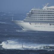 Bei einem Sturms gerät das Kreuzfahrtschiff Bei einem Sturms gerät das Kreuzfahrtschiff