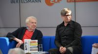 Die Autoren Pavel Kohout (links im Bild) und Jaroslav Rudis (für den Buchpreis nominiert) aus dem diesjährigen Gastland Tschechien nahmen Platz auf dem Blauen Sofa und sprachen über ihre aktuellen Bücher und die tschechische Literatur im Allgemeinen.