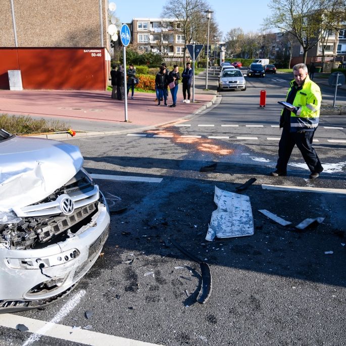 14 verletzte Schulkinder! Junger Mann crasht in Schulbus 14 verletzte Schulkinder! Junger Mann crasht in Schulbus (Foto)