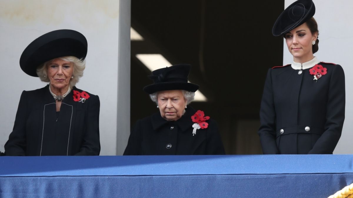 Bei einem gemeinsamen Termin mit der Queen sollen sich Camilla und Kate böse Blicke zugeworfen haben. (Foto)