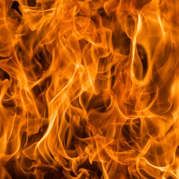 Riesiger Feuerball! Heftige Explosion erschüttert Paris Riesiger Feuerball! Heftige Explosion erschüttert Paris (Foto)