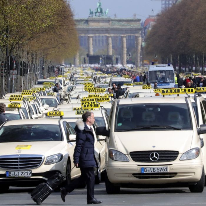 Protest gegen Uber und Co.! Taxis legen Innenstädte lahm Protest gegen Uber und Co.! Taxis legen Innenstädte lahm (Foto)