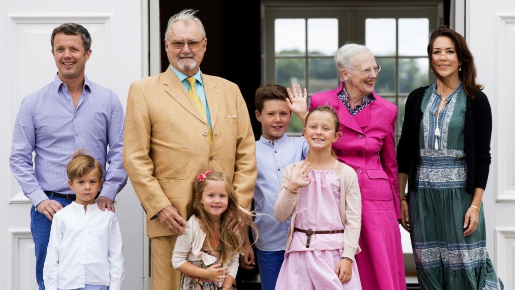 Im Kreise ihrer Familie - hier mit Kronprinz Frederick, Prinz Vincent, Prinz Henrik, Prinzessin Josephine, Prinz Christian, Prinzessin Isabella und Kronprinzessin Mary - sticht Königin Margrethe von Dänemark als pinkfarbener Farbtupfer hervor. (Foto)