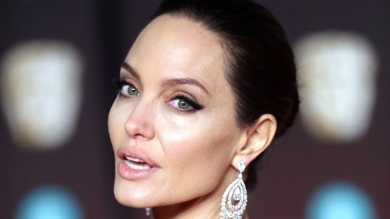 Weil Angelina Jolie ein 87-prozentiges Risiko einer Brustkrebs-Erkrankung in sich trug, ließ sich die Hollywood-Schönheit 2013 beide Brüste amputieren. (Foto)