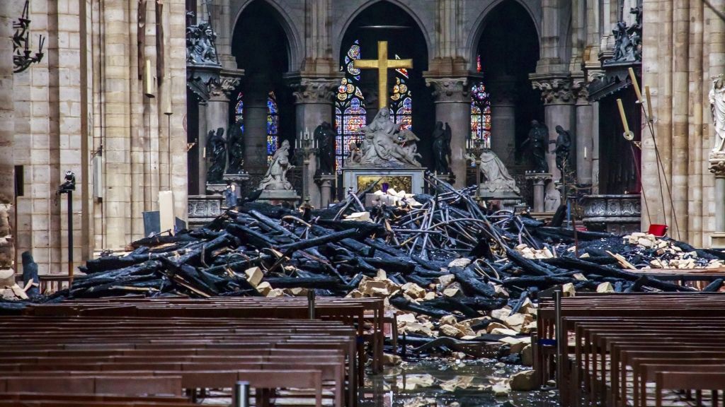 Trümmerteile und verkohlte Holzbalken liegen im Inneren der Kathedrale Notre-Dame. (Foto)