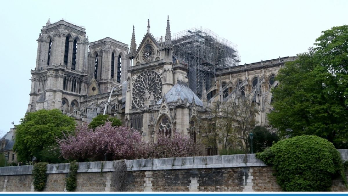Blick auf die Kathedrale Notre-Dame nach einem Brand, der am 15.04.2019, einen Großteil des Gebäudes zerstört hat (oben) und die Kathedrale, aufgenommen am 07.03.2011. (Foto)