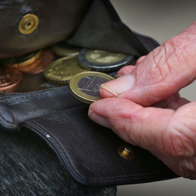 Schlecht angelegt! Negativzinsen kosten Rentner über 50 Millionen Schlecht angelegt! Negativzinsen kosten Rentner über 50 Millionen (Foto)