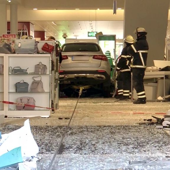 Komplett ungebremst! Auto rast in Einkaufszentrum Komplett ungebremst! Auto rast in Einkaufszentrum (Foto)