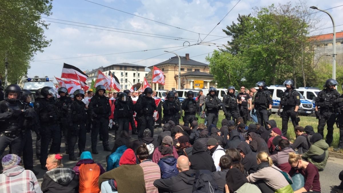 Polizisten stehen an einer Straßenblockade eines Gegenprotests bei einer NPD-Demo in Dresden. (Foto)