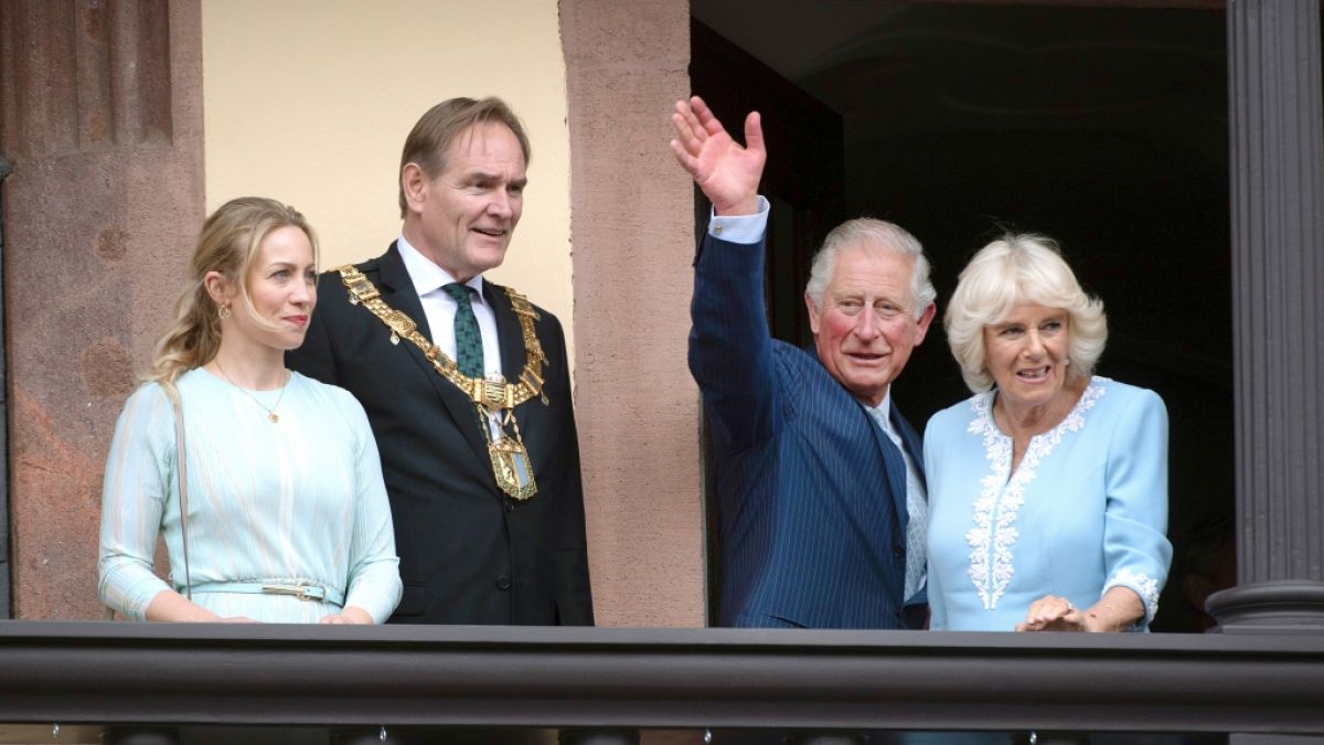 Der britische Thronfolger Prinz Charles und seine Ehefrau Camilla stehen mit Burkhard Jung, Bürgermeister von Leipzig und dessen Frau Ayleena auf dem Balkon des Rathauses und winken. (Foto)