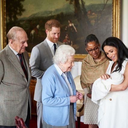 Archie Harrison Mountbatten-Windsor, auch bekannt als Baby-Sussex, wird seiner Urgroßmutter, Queen Elizabeth II, vorgestellt. 