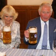 Prinz Charles und Ehefrau Camilla scheinen ihren Besuch im Münchner Hofbräuhaus sichtlich zu genießen. Prinz Charles und Ehefrau Camilla scheinen ihren Besuch im Münchner Hofbräuhaus sichtlich zu genießen.