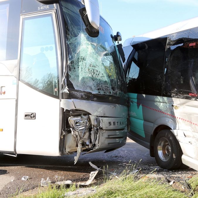 Schulbusse kollidieren in Bayern und Baden-Württemberg - zahlreiche Verletzte Schulbusse kollidieren in Bayern und Baden-Württemberg - zahlreiche Verletzte (Foto)