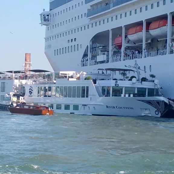 Im Video: Kreuzfahrtschiff rammt Touristenboot - mehrere Verletzte