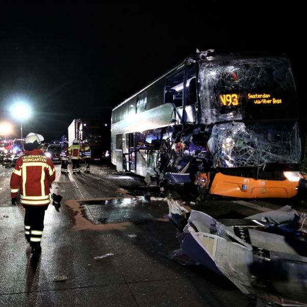 2 Reisebusse auf Autobahn verunglückt - Reisende äußern harsche Kritik 2 Reisebusse auf Autobahn verunglückt - Reisende äußern harsche Kritik (Foto)