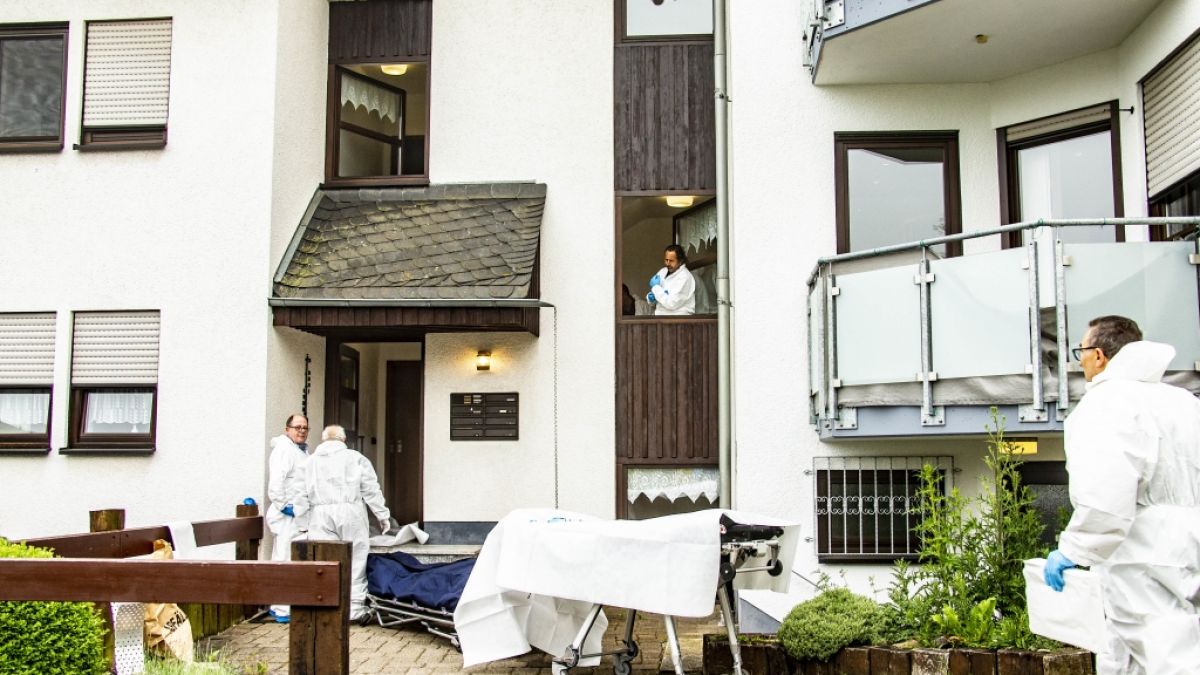 Mitarbeiter der Spurensicherung stehen vor einem Haus in Idar-Oberstein, in dem zwei Menschen vermutlich gewaltsam getötet wurden. (Foto)