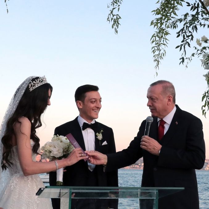 So lief die Özil-Hochzeit in Istanbul - mit Erdogan als Trauzeuge So lief die Özil-Hochzeit in Istanbul - mit Erdogan als Trauzeuge (Foto)