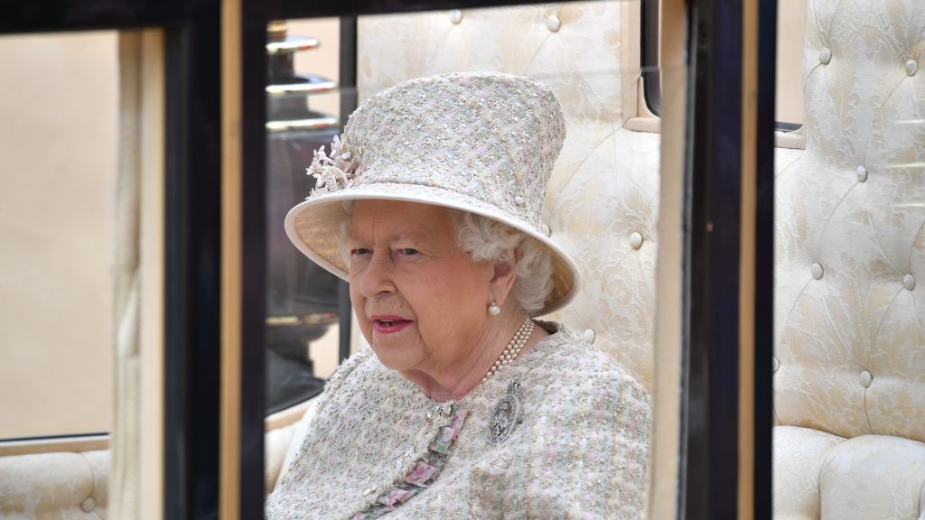"Trooping the Colour"-Parade in London: Königin Elizabeth II. fährt in einer Kutsche zu dem Spektakel der Horse Guards Parade in der Nähe des Buckingham-Palastes. (Foto)