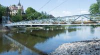 Den Sprung von der Hängebrücke über den Fluss Mulde bei Grimma in Sachsen bezahlte ein junger Mann am Pfingstmontag mit dem Leben.