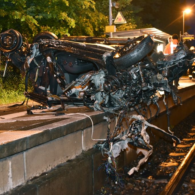 Horror-Crash! Güterzug rast in Auto - Fahrerin stirbt (Foto)