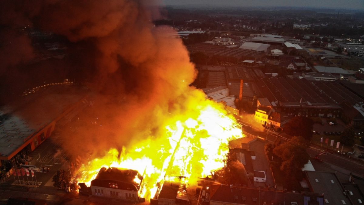 Helle Flammen schlagen aus einem Gebäudekomplex in Mönchengladbach im Stadtteil Eicken (Luftaufnahme mit Drohne). Das Feuer war in dem Areal ausgebrochen, in dem neben einer Schreinerei auch noch weitere Betriebe untergebracht sind. (Foto)