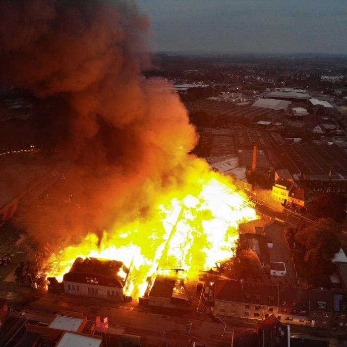 Flammen-Inferno zerstört mehrere Betriebe 