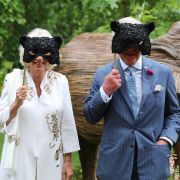 Camilla Parker-Bowles und Prinz Charles überraschten mit Panthermasken. Camilla Parker-Bowles und Prinz Charles überraschten mit Panthermasken.