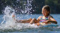 Um das Badevergnügen im Sommer ranken sich zahlreiche Mythen - doch welche stimmen und welche sind Unfug!