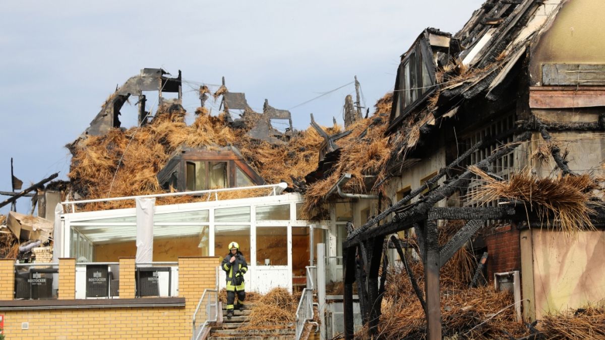 Im Ostseebad Wustrow ist ein Hotel komplett abgebrannt. (Foto)