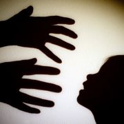 Ein Priester hat eine 12-Jährige missbraucht. Ein Priester hat eine 12-Jährige missbraucht.