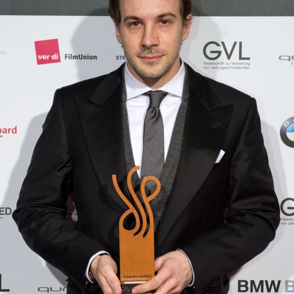 Große Ehre: Bei der Berlinale 2014 durfte Schauspieler Florian Teichtmeister den Deutschen Schauspielerpreis mit nach Hause nehmen.