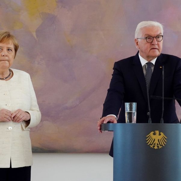Erneuter Zitter-Anfall! Große Sorge um die Kanzlerin Erneuter Zitter-Anfall! Große Sorge um die Kanzlerin (Foto)