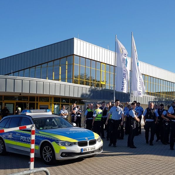 Streit im Freibad eskaliert! Polizei mit Großaufgebot im Einsatz Streit im Freibad eskaliert! Polizei mit Großaufgebot im Einsatz (Foto)