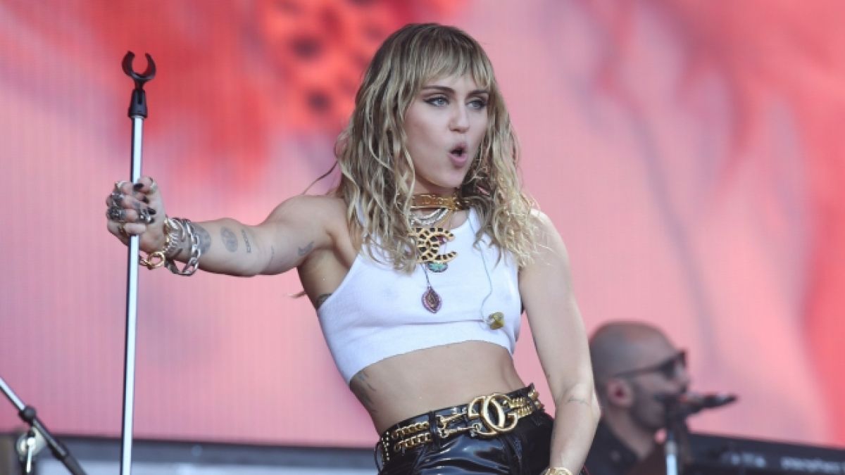 Miley Cyrus provozierte bereits beim Glastonbury Festival mit ihrer schlüpfrigen Show. (Foto)