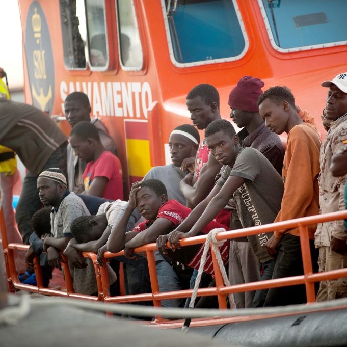 54 Flüchtlinge an Bord! Nächstes Boot darf nicht in Italien anlegen 54 Flüchtlinge an Bord! Nächstes Boot darf nicht in Italien anlegen (Foto)
