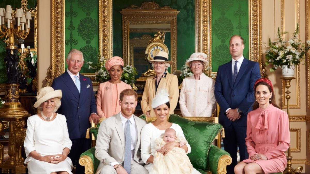 Das aktuelle Familienfoto der britischen Royals sorgt für Zündstoff. Hatten Kate Middleton und Prinz William keine Lust auf Archies Taufe? (Foto)