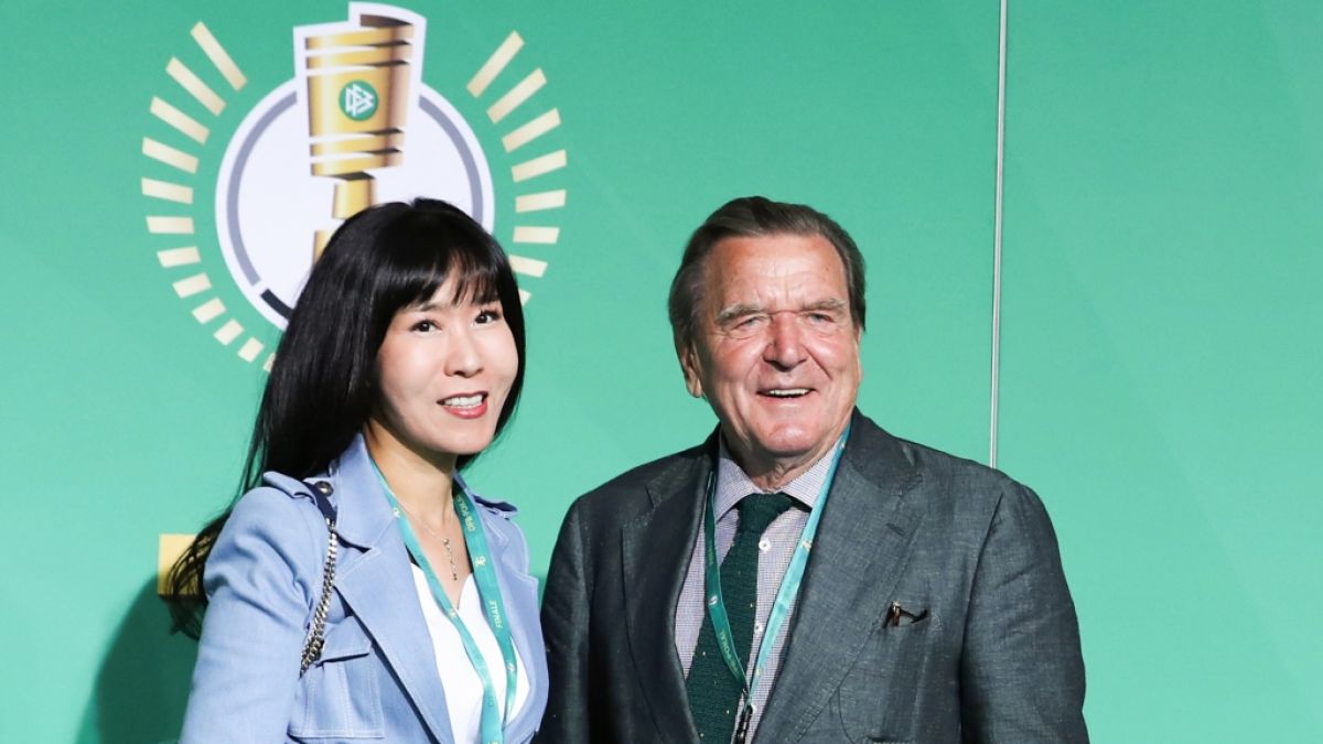 Alt-Kanzler Gerhard Schröder mit seiner 5. Ehefrau So-yeon. (Foto)