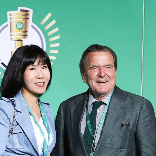 Alt-Kanzler Gerhard Schröder mit seiner 5. Ehefrau So-yeon.