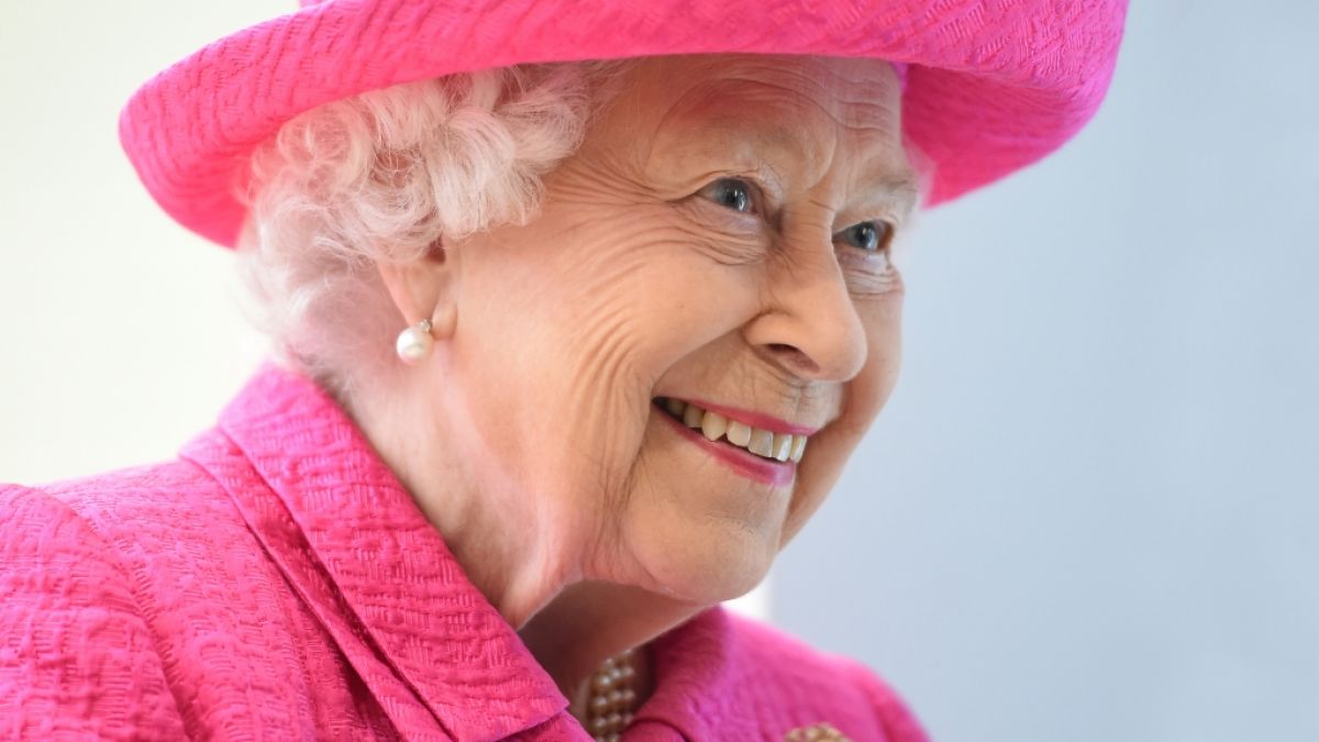 Queen Elizabeth II. mag ein Gläschen in Ehren nicht verwehren. (Foto)