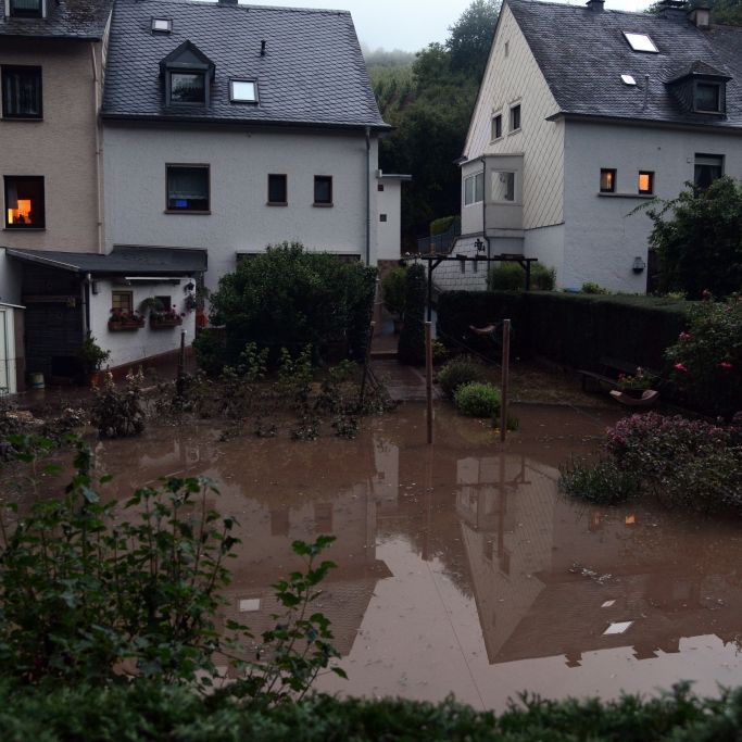 Chaos in Deutschland durch Starkregen - Hagel und überflutete Straßen Chaos in Deutschland durch Starkregen - Hagel und überflutete Straßen (Foto)