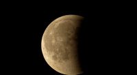 Eine partielle Mondfinsternis färbt den Donnermond rostrot.