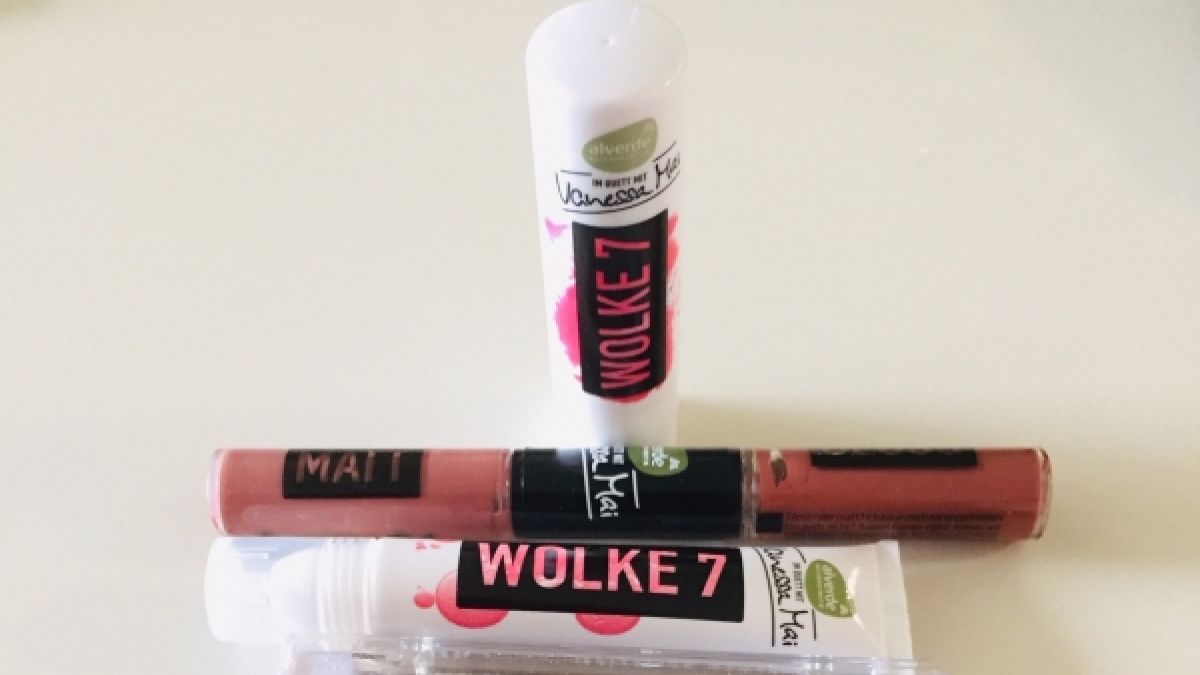 Vanessa Mais neue "Wolke 7"-Make-up-Reihe beinhaltet eine Wimperntusche, ein Lippenöl, einen Lippenpflegestift, ein Highlighter-Palette sowie einen Duo-Lippenstift. (Foto)