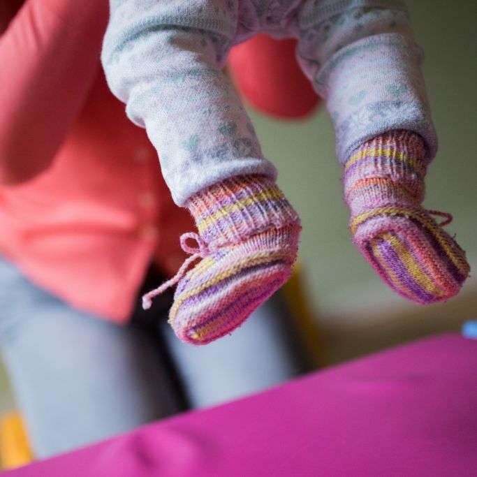 Kleinkind mit Fäkalien malträtiert - Strafe gegen Tagesmutter überrascht