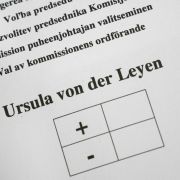 Ein Mann hält vor der Wahl einen Stimmzettel im Plenarsaal im Europaparlament. Ein Mann hält vor der Wahl einen Stimmzettel im Plenarsaal im Europaparlament.