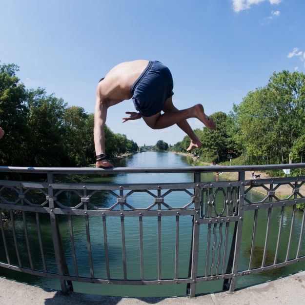 Nackte Touristin springt von 45 Meter hoher Brücke