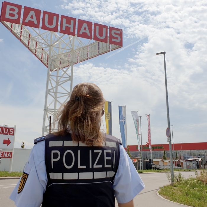 3 Tote nach Kleinflugzeug-Absturz auf Baumarktgelände - Polizei wertet Zeugenvideos aus 3 Tote nach Kleinflugzeug-Absturz auf Baumarktgelände - Polizei wertet Zeugenvideos aus (Foto)
