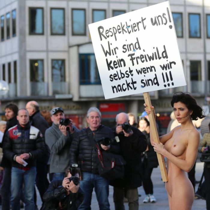 Nacktkünstlerin versteigert getragene Höschen Nacktkünstlerin versteigert getragene Höschen (Foto)