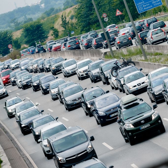 Mega-Stau-Warnung! DIESES Wochenende geht nichts mehr auf der Autobahn Mega-Stau-Warnung! DIESES Wochenende geht nichts mehr auf der Autobahn (Foto)