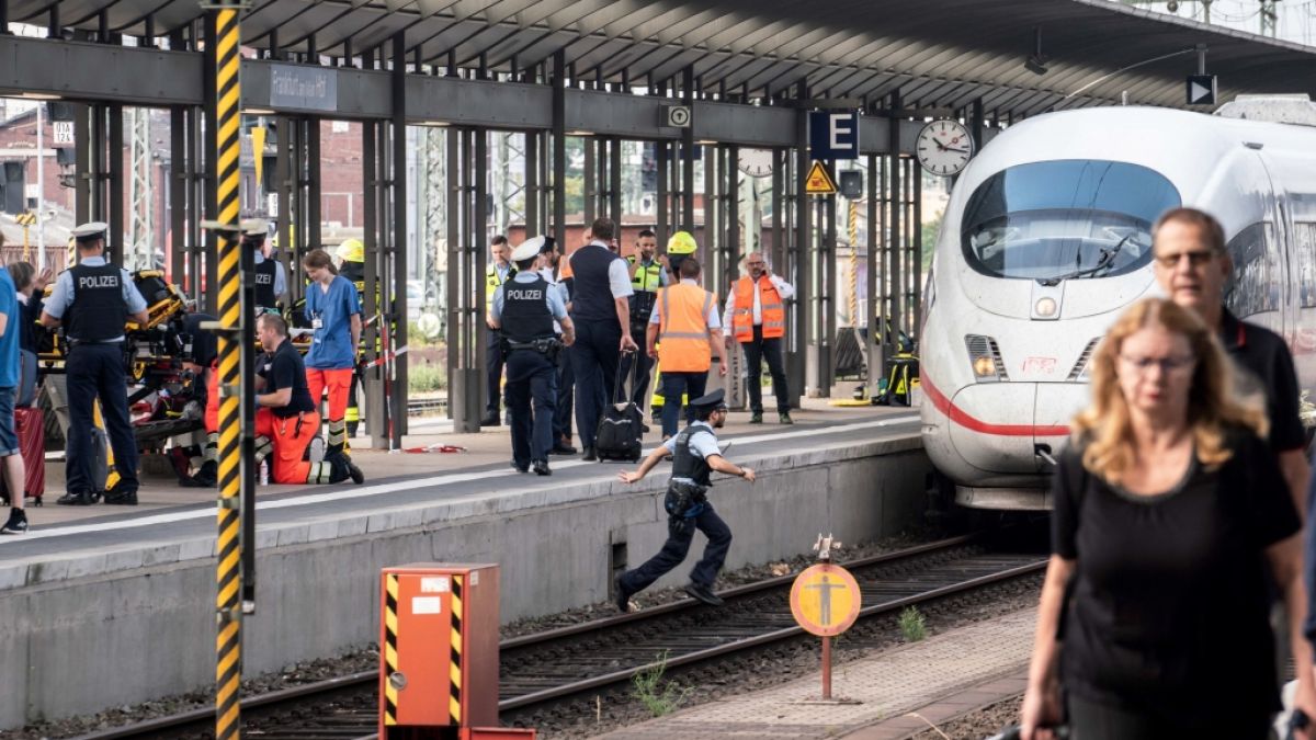 Ein ICE steht am Gleis 7 des Frankfurter Hauptbahnhofs, nachdem es bei der Einfahrt des Zuges zu einem Zwischenfall mit einem Kind kam. (Foto)
